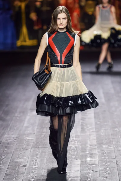 Look 8